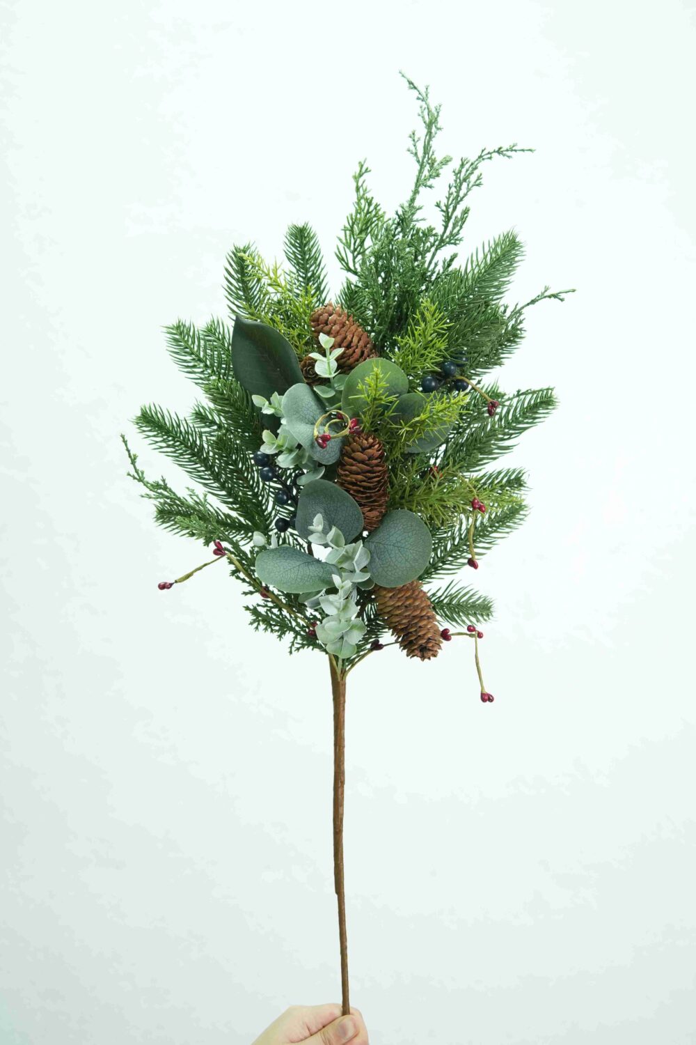 Gemischter Weihnachtszweig aus immergrünen Zweigen und Eukalyptus mit Tannenzapfen – 29 cm